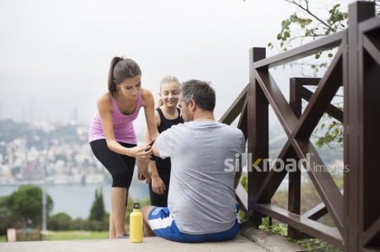 Family sitting on the stairs|Merdivenlerde oturan aile