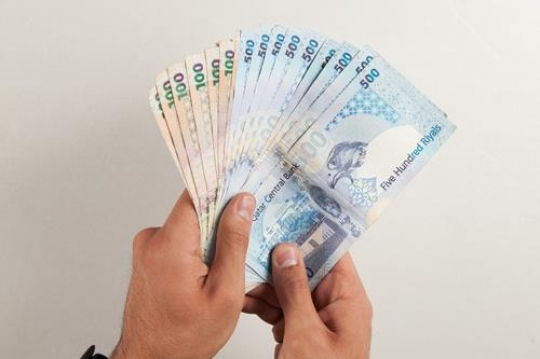 hands with uae currency note