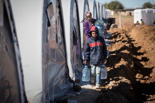 Syrian Refugees Kids Carrying Water at Kobane Camp