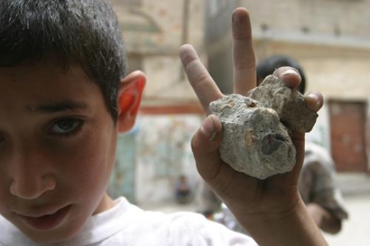 palestinian boy showing peace sign