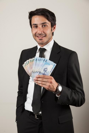 man hands holding uae currency note