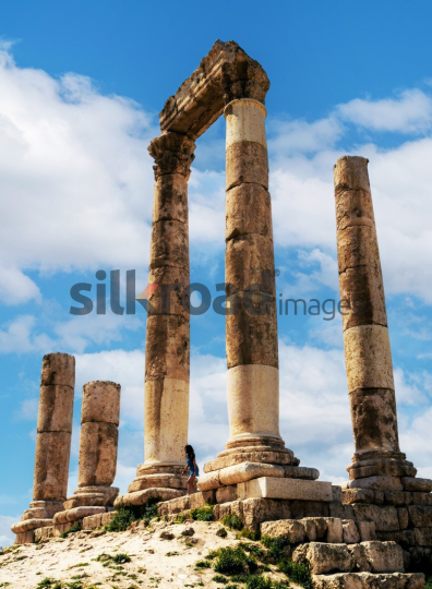 Amman-citdel-woman-and-termpel-IMG3452