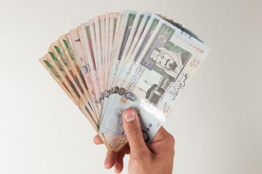 hands with saudi arabia riyals