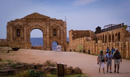 hadrians arch in jerash