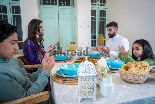 family-ramadan-eftar-food-eating-012