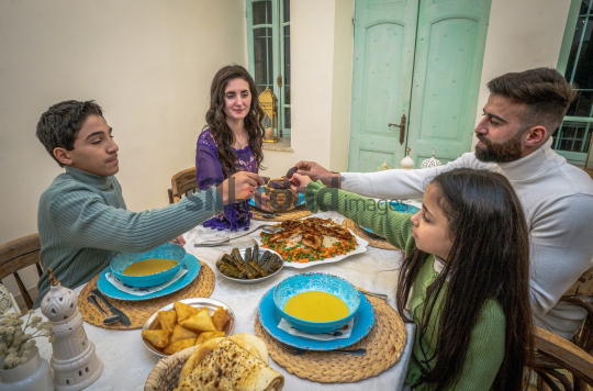family-ramadan-eftar-food-eating-014