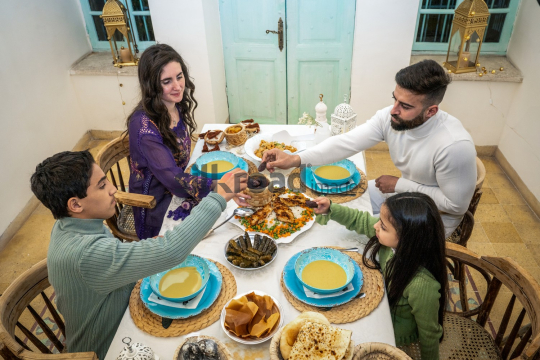 family-ramadan-eftar-food-eating-015