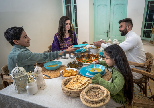 family-ramadan-eftar-food-eating-016