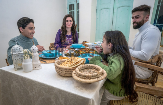 family-ramadan-eftar-food-eating-017