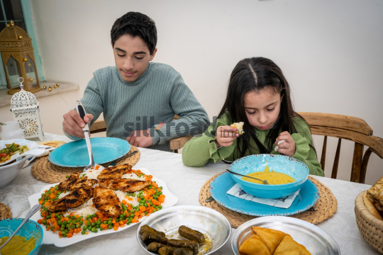 family-ramadan-eftar-food-eating-018