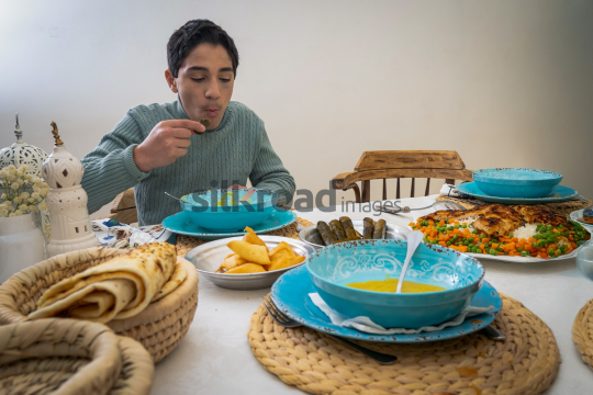 family-ramadan-eftar-food-eating-019
