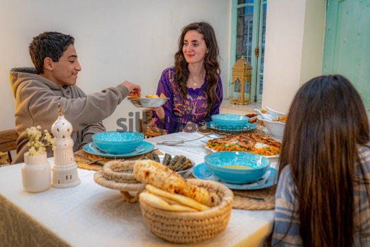 family-ramadan-eftar-food-eating-02
