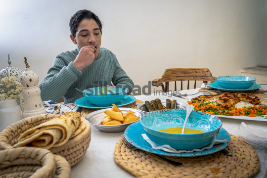 family-ramadan-eftar-food-eating-020