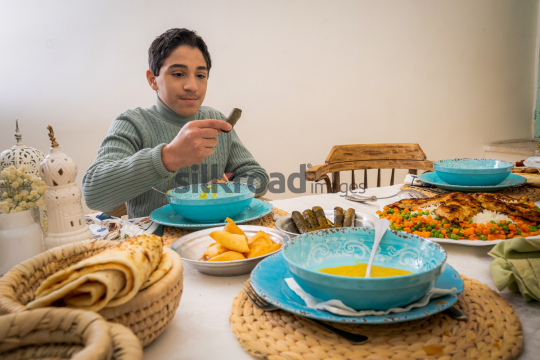 family-ramadan-eftar-food-eating-021