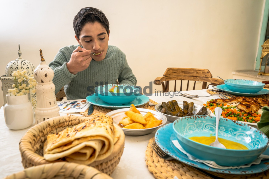 family-ramadan-eftar-food-eating-022