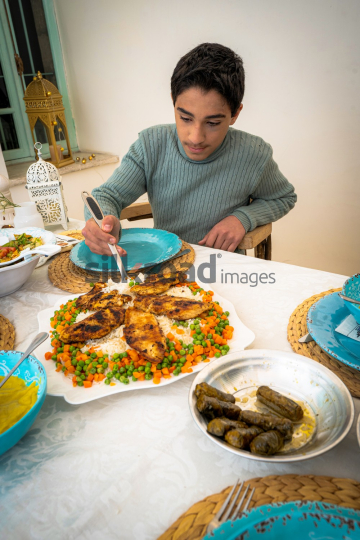 family-ramadan-eftar-food-eating-028