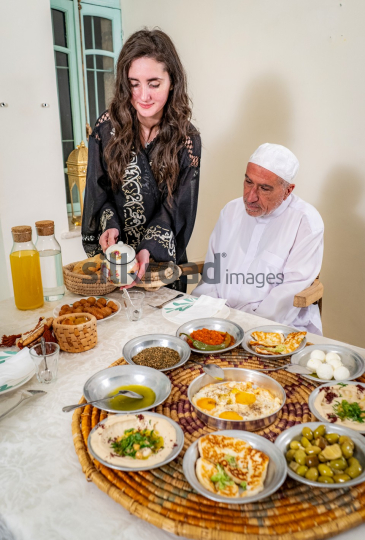 family-ramadan-eftar-food-eating-038