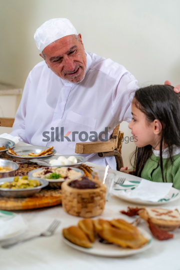 family-ramadan-eftar-food-eating-042