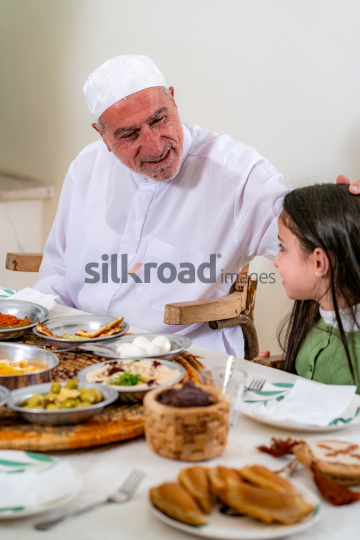 family-ramadan-eftar-food-eating-043