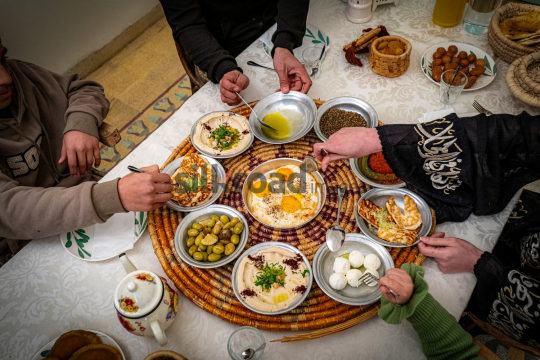 family-ramadan-eftar-food-eating-046