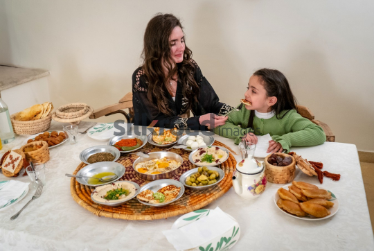 family-ramadan-eftar-food-eating-049