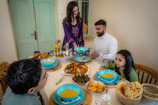 family-ramadan-eftar-food-eating-05