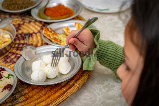 family-ramadan-eftar-food-eating-053