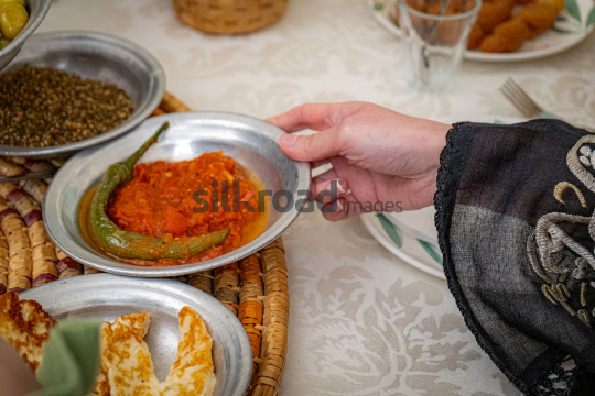 family-ramadan-eftar-food-eating-054