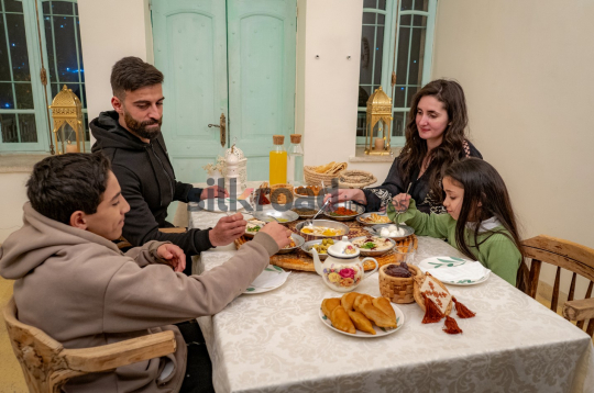 family-ramadan-eftar-food-eating-055