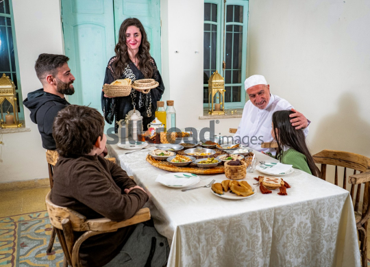 family-ramadan-eftar-food-eating-058