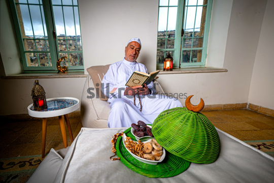 ramadan-old-man-read-quran-01