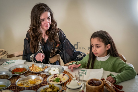 ramadan-woman-noor-eftar-sohour-013