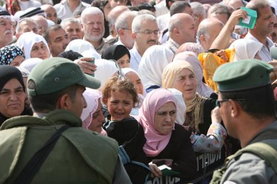 Palestinians on border
