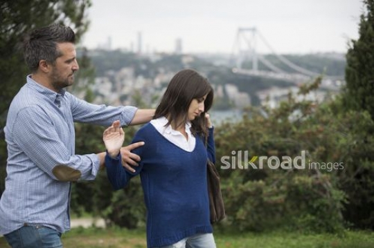 Man trying to talk with his girlfriend|Kiz arkadasiyla konusmaya çalisan adam