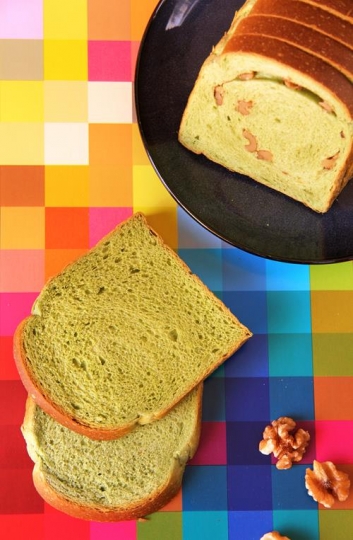 Bread and wallnuts