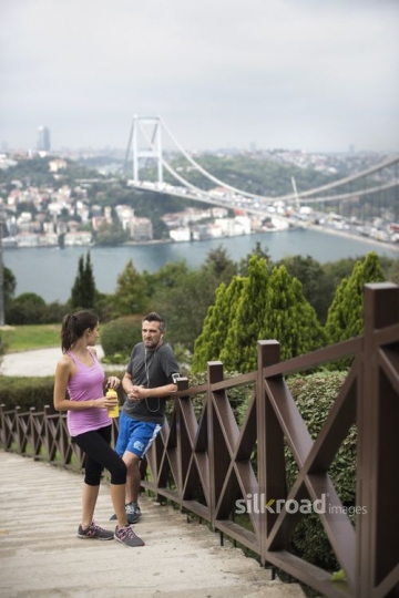 Sportive couple on the stairs|Merdivenlerdeki sportif çift