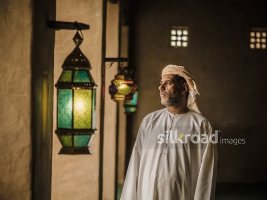 Old man with lanterns|-