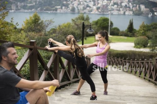 People  streching on the stairs after sport|Spor sonrasi merdivenlerde esneyen insanlar
