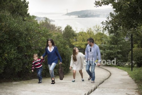 Family on the stairs|Merdivenlerdeki aile