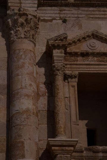 hadrians arch in jerash