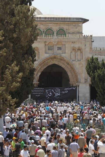 A crowd of prayers