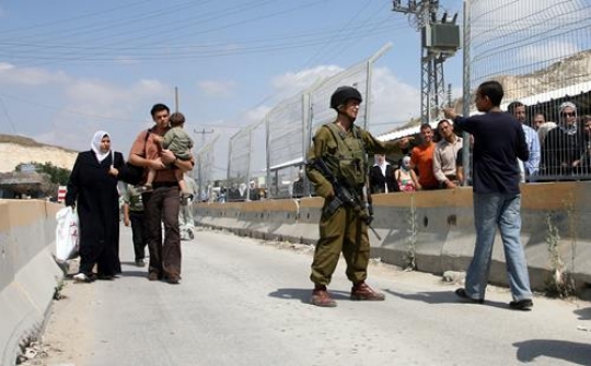 palestinians at israeli military checkpoint