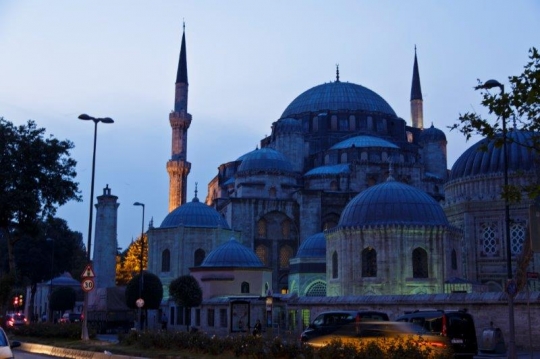 huge mosque in istanbul