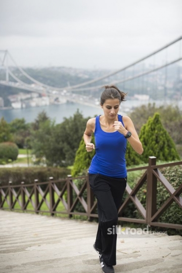 Sportive woman running on the stairs|merdivenlerde kosan sportif kadin