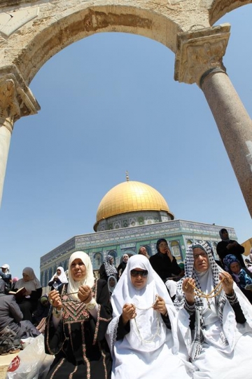 palestinian women pray in al-aqsa mosque