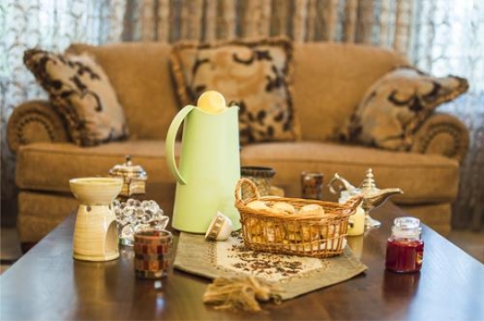 coffee pot and kaak on a table in a living room