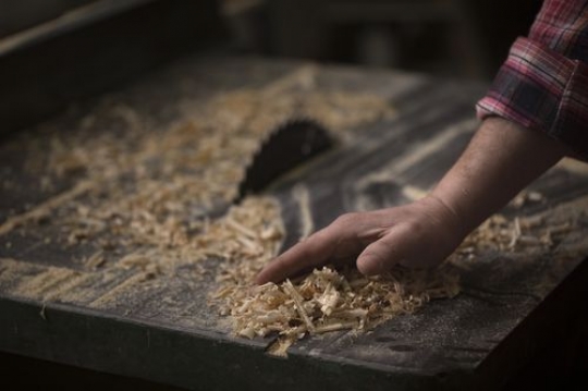 Cleaning the dust from the table